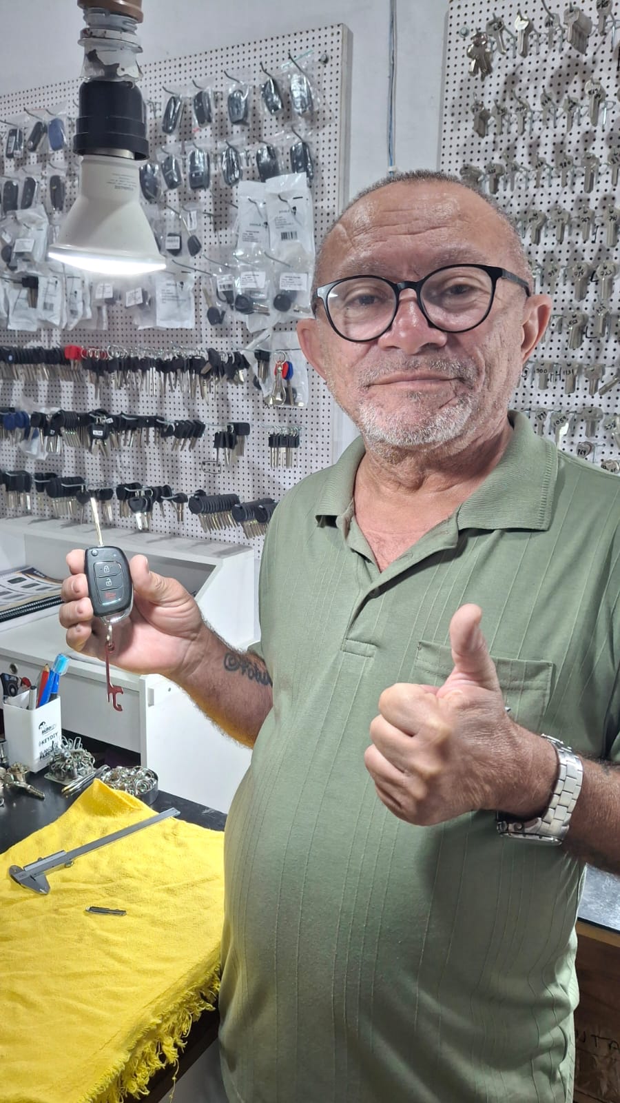 Chaveiro JF entregando chave codificada em Cachoeiro de Itapemirim